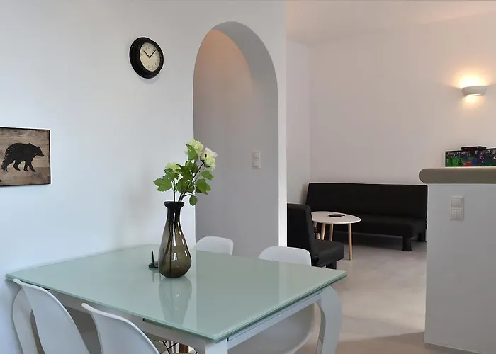 The Local House * Парос